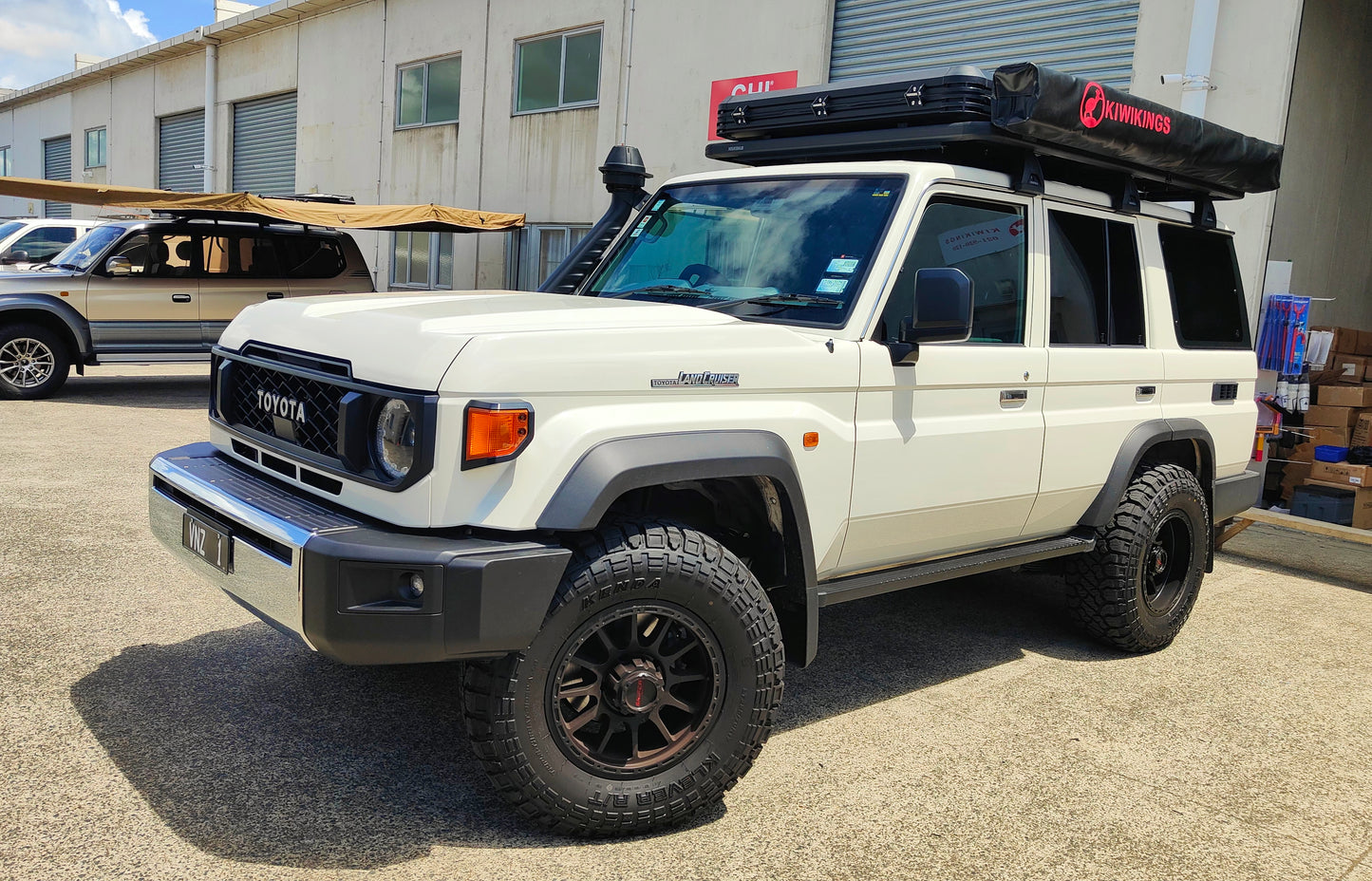 (Pre-sale)KIWIKINGS Aluminum Triangle K6-A138T hard shell roof top tent Grey