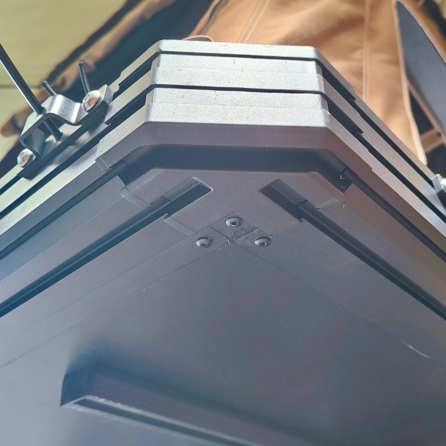 KIWIKINGS Aluminum Triangle K6-A138T hard shell roof top tent