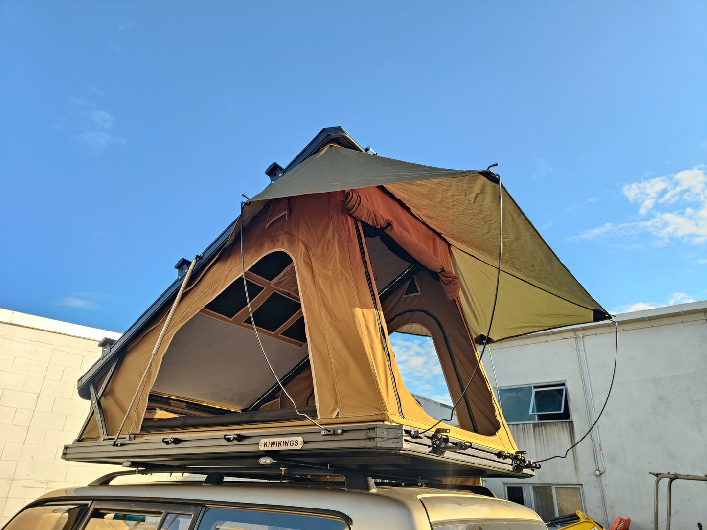 KIWIKINGS Aluminum Triangle K6-A138T hard shell roof top tent
