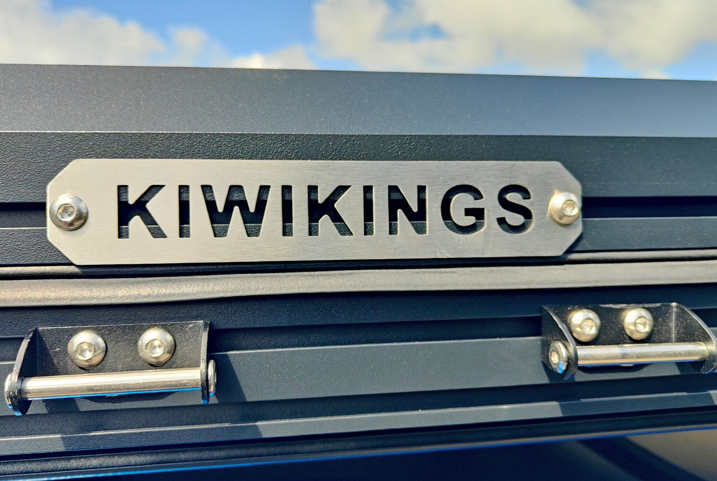 （Pre-sale）KIWIKINGS Aluminum Triangle K6-A138T hard shell roof top tent Grey